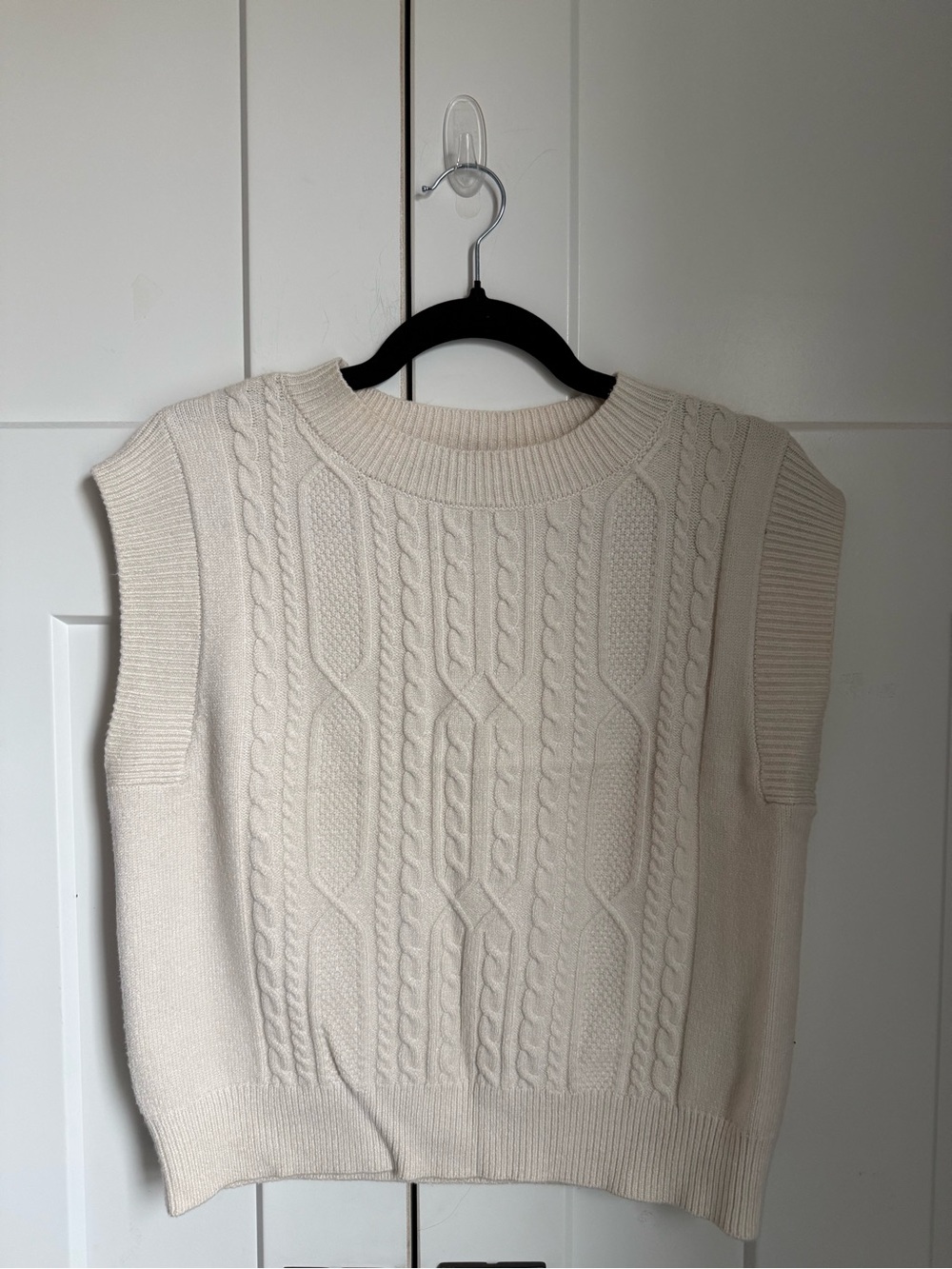 Never worn Cyrus Cream Cable Knit Sleeveless Sweater Vest size S.